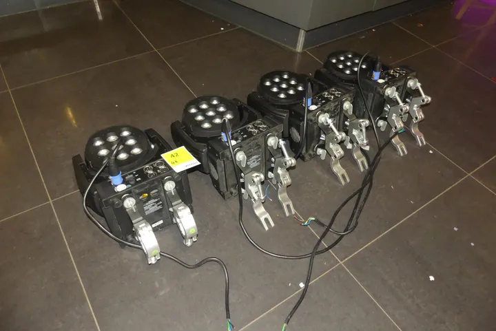 4x Showtec Moving Head Strahler Modell: Tracker Q4